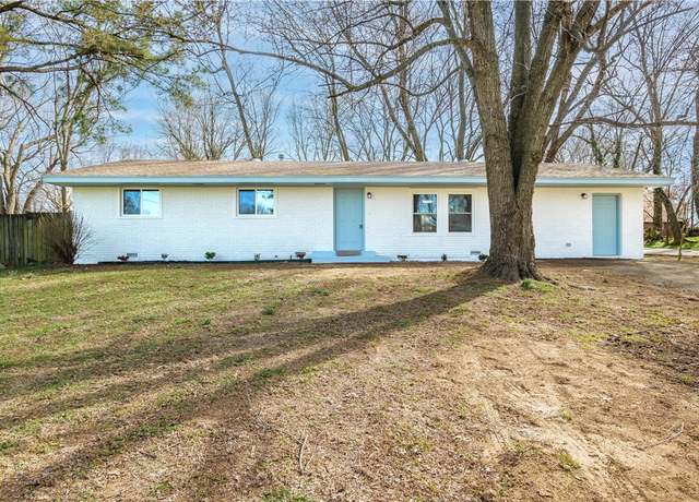 Property at 201 E Douglas St, Prairie Grove, AR 72753, 3 beds, 1.5 baths