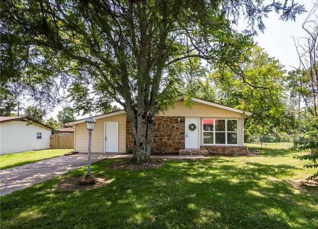 Property at 308 Kane St, Siloam Springs, AR 72761, 3 beds, 1 bath