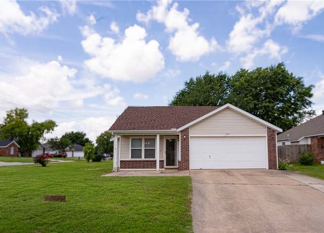 Property at 820 SW Arrowhead Dr, Bentonville, AR 72712, 3 beds, 2 baths
