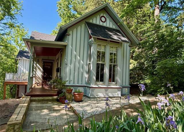 Property at 20 Fairmount St, Eureka Springs, AR 72632, 2 beds, 1 bath
