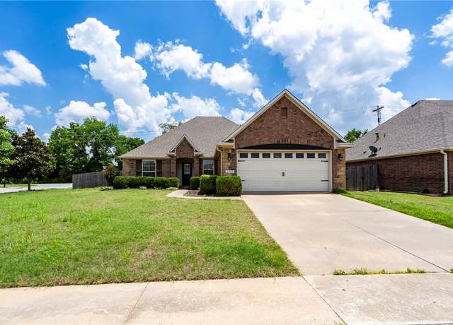 Property at 2502 N Vickers Pl, Fayetteville, AR 72704, 3 beds, 2 baths