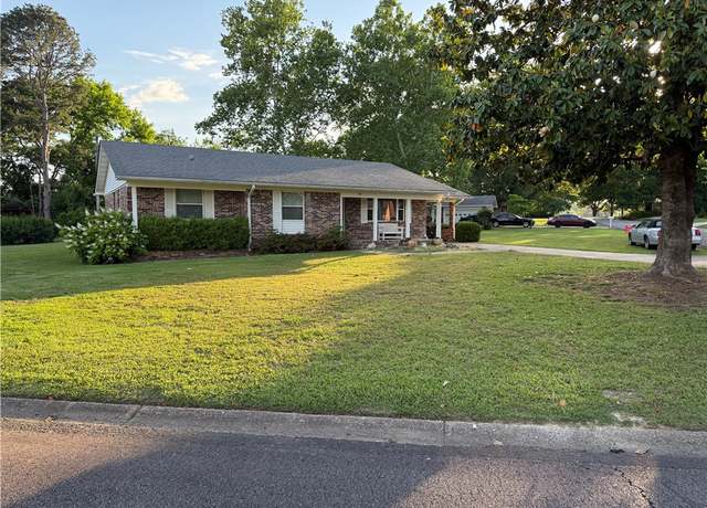 Property at 508 E 10th St, Danville, AR 728336, 3 beds, 2 baths