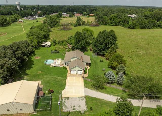 Property at 1111 Rocky Dell Rd, Gravette, AR 72736, 3 beds, 2.5 baths