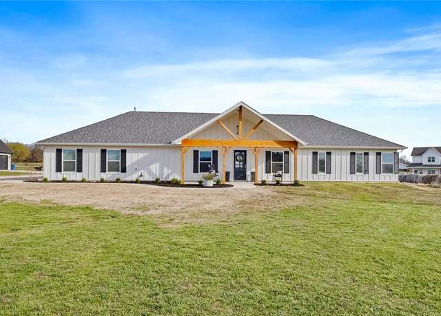 Property at 1050 NW Daniels Rd, Bentonville, AR 72713, 2 beds, 2 baths