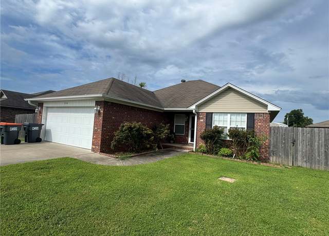 Property at 904 S Pittsburg Ave, Russellville, AR 72802, 3 beds, 2 baths