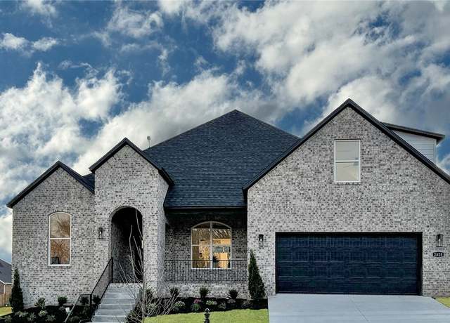 Property at 2823 N Grey Squirrel Dr, Fayetteville, AR 72704, 4 beds, 3 baths