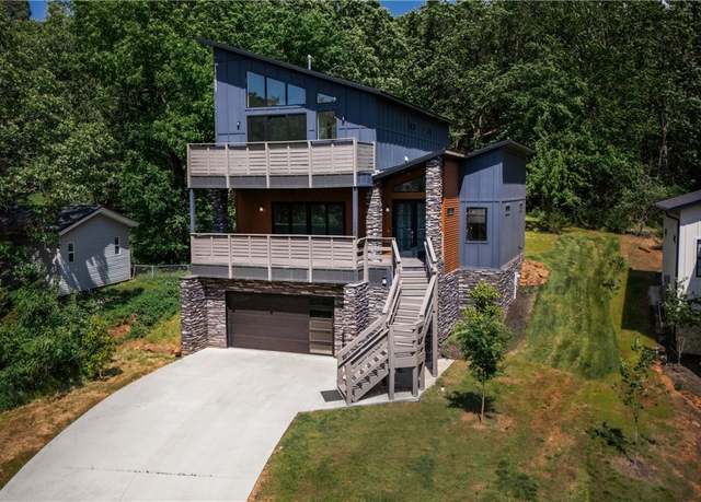 Property at 1038 N Lakeside Dr, Fayetteville, AR 72701, 4 beds, 3.5 baths