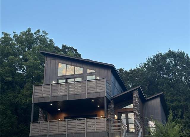Property at 1038 N Lakeside Dr, Fayetteville, AR 72701, 4 beds, 3.5 baths