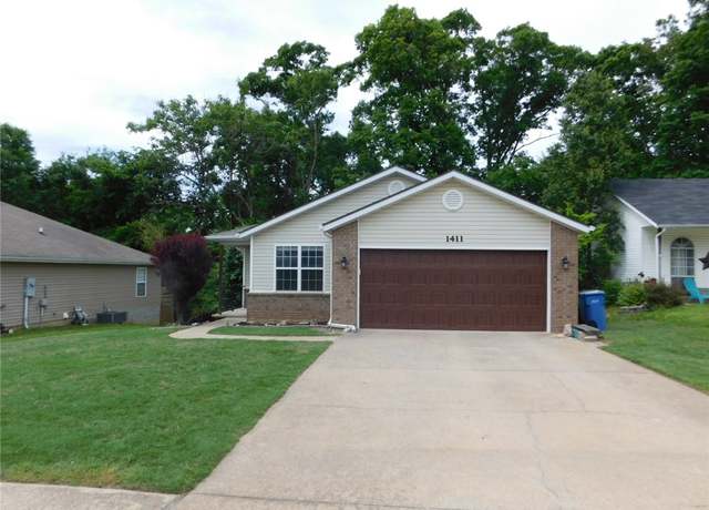 Property at 1411 Cresent St, Bentonville, AR 72712, 3 beds, 2 baths