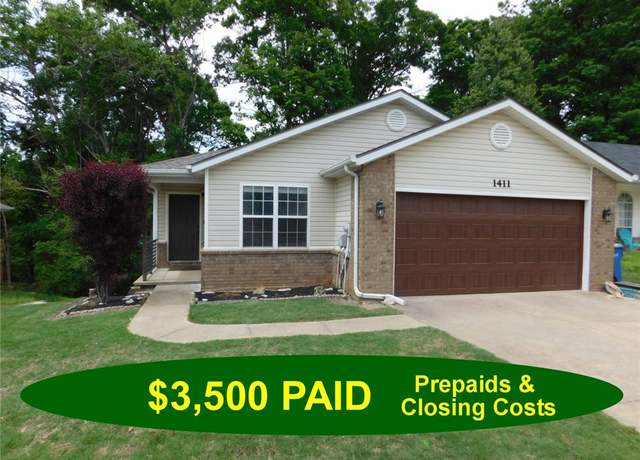 Property at 1411 Cresent St, Bentonville, AR 72712, 3 beds, 2 baths