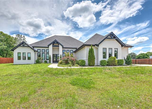 Property at 4779 E Mission Blvd, Fayetteville, AR 72703, 4 beds, 3.5 baths