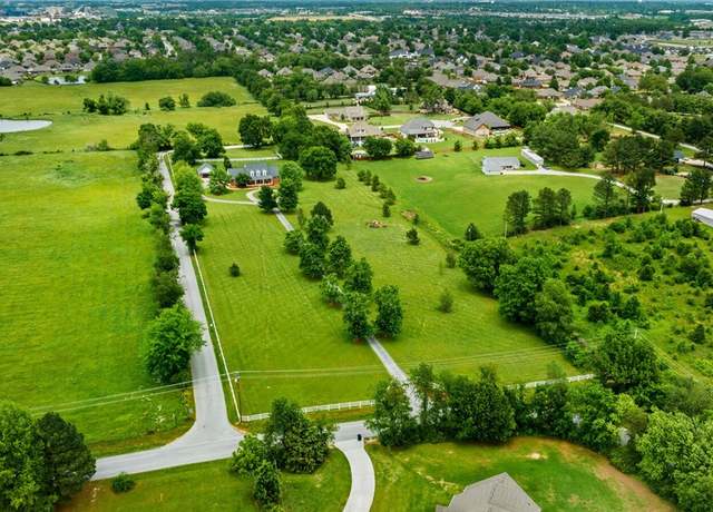 Property at 4587 Garrett Rd, Rogers, AR 72758, 5 beds, 3.5 baths