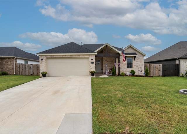Property at 2004 E Hudson Dr, Siloam Springs, AR 72761, 3 beds, 2 baths