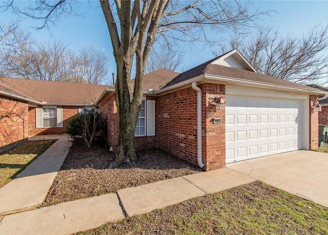 Property at 1900-1902 N Pine Valley Dr, Fayetteville, AR 72704, 6 beds, 2 baths