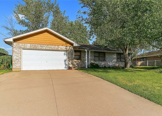 Property at 201 N Country Club Rd, Siloam Springs, AR 72761, 3 beds, 1.5 baths