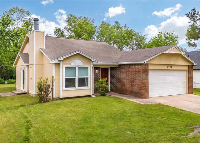 Property at 1321 W Lela St, Rogers, AR 72758, 3 beds, 2 baths