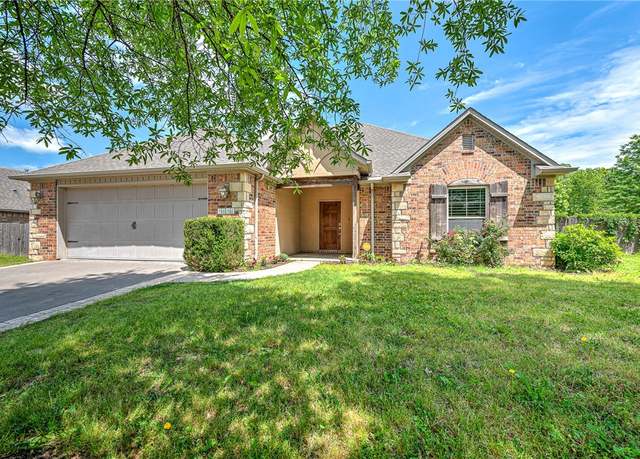 Property at 3658 W Mountain View Dr, Fayetteville, AR 72704, 3 beds, 2 baths
