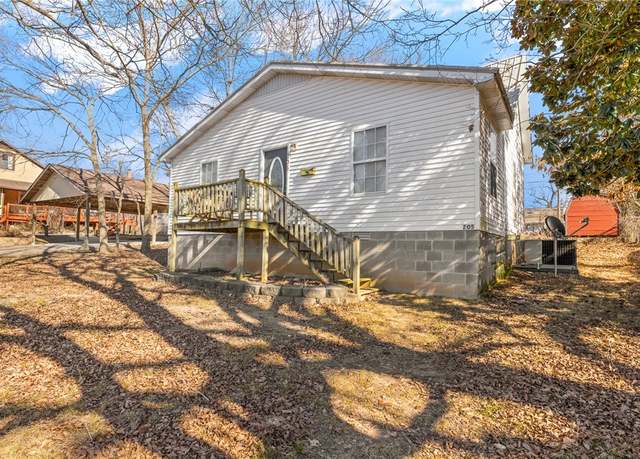 Property at 205 N Cherry St, Harrison, AR 72601, 3 beds, 2 baths