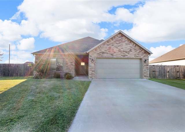 Property at 1001 E Ridge View Dr, Siloam Springs, AR 72761, 4 beds, 2 baths
