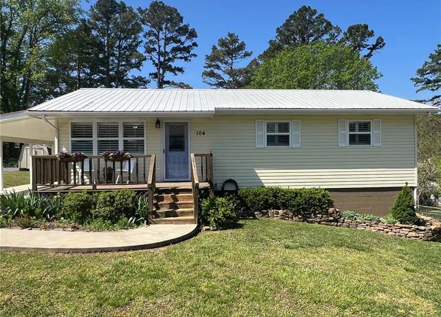Property at 104 Oak St, Jasper, AR 72641, 3 beds, 1.5 baths