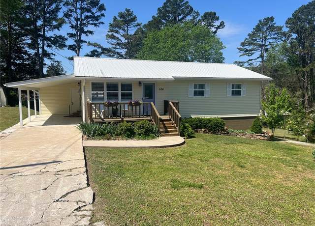 Property at 104 Oak St, Jasper, AR 72641, 3 beds, 1.5 baths