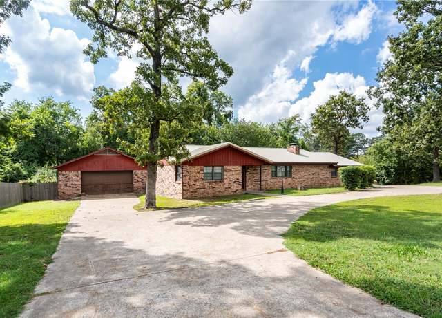 Property at 3210 S Lincoln St, Siloam Springs, AR 72761, 3 beds, 2 baths