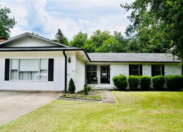 Property at 2921 Honeysuckle Ln, Russellville, AR 72801, 3 beds, 2 baths