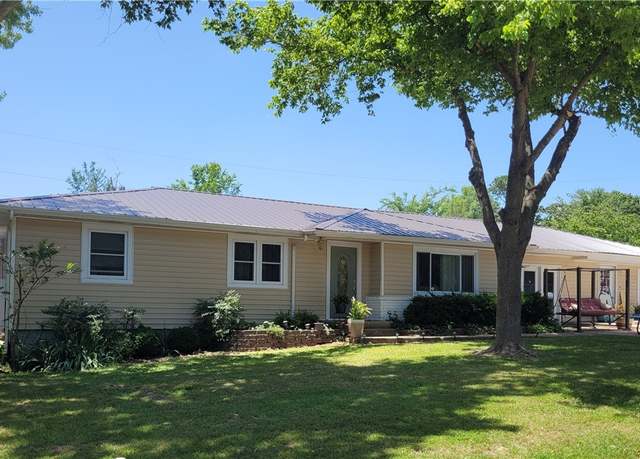 Property at 400 Franklin St, Harrison, AR 72601, 3 beds, 2 baths