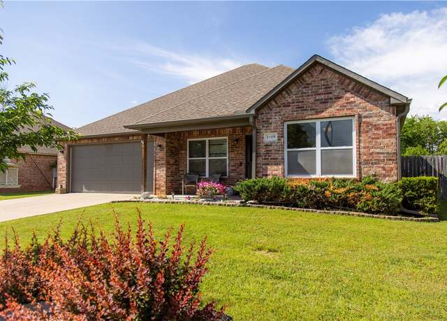 Property at 1609 Abraham Dr, Siloam Springs, AR 72761, 4 beds, 2 baths
