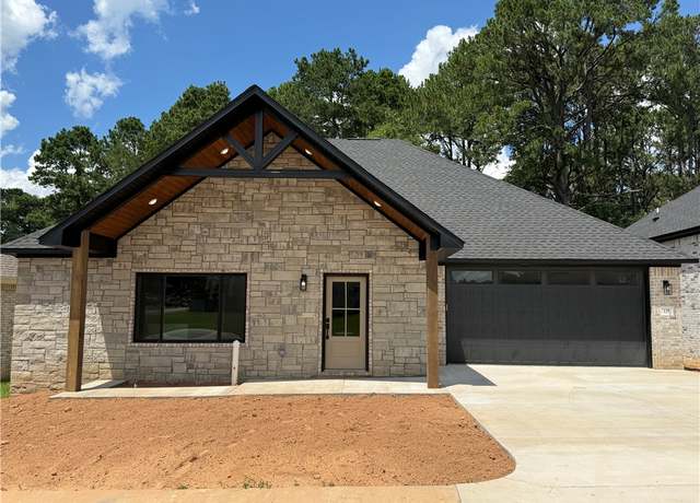 Property at 137 Harbor Cir, Russellville, AR 72801, 3 beds, 2 baths