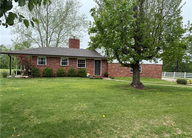 Property at 641 N E St, Rogers, AR 72756, 3 beds, 2 baths
