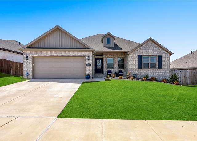 Property at 1541 N Pershing St, Fayetteville, AR 72704, 4 beds, 2 baths