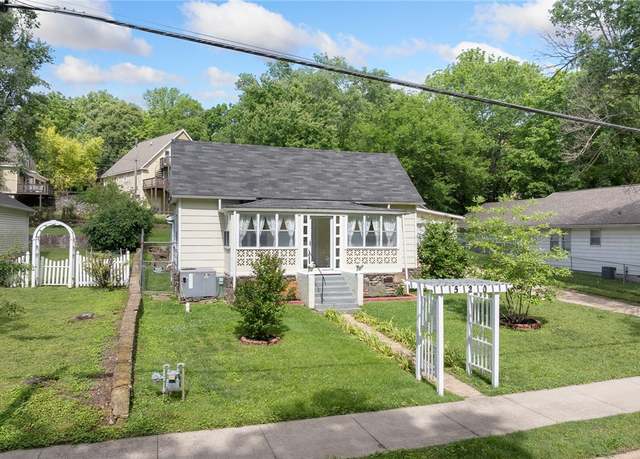 Property at 520 S Maple St, Harrison, AR 72601, 2 beds, 2.5 baths