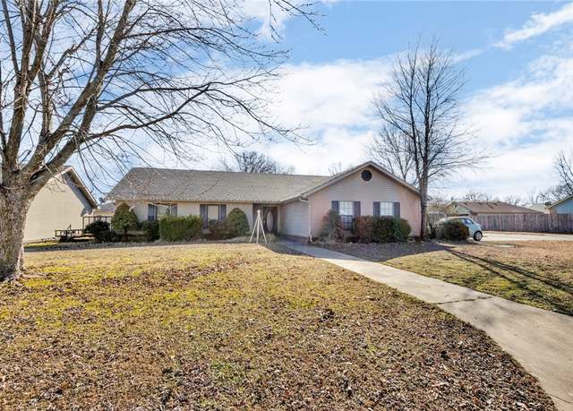 Property at 805 Michael St, Centerton, AR 72719, 3 beds, 2 baths