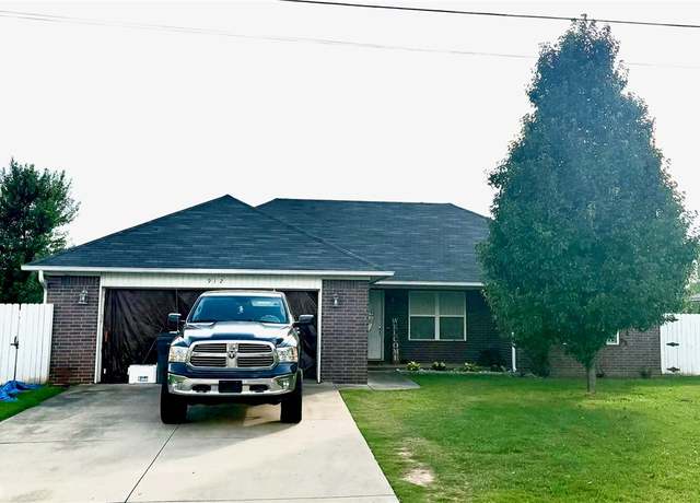 Property at 912 Pittsburg, Russellville, AR 72802, 3 beds, 1.5 baths