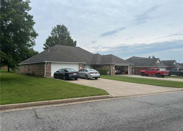 Property at 211 Ravenwood Blvd, Siloam Springs, AR 72761, 2 beds, 2 baths