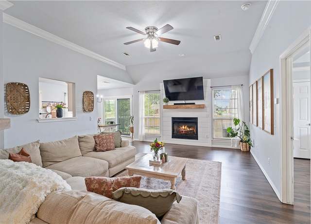 Property at 1031 Charles St, Pea Ridge, AR 72751, 3 beds, 2 baths