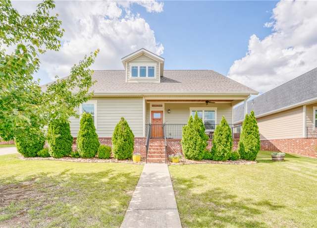 Property at 5909 Redbud St, Rogers, AR 72758, 3 beds, 2 baths