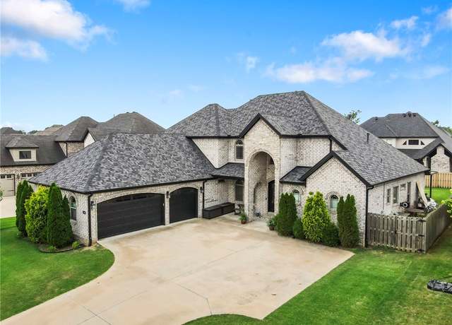 Property at 700 SE Yale St, Bentonville, AR 72712, 5 beds, 3.5 baths