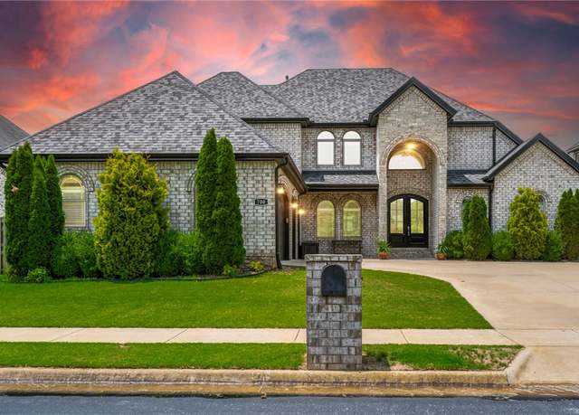 Property at 700 SE Yale St, Bentonville, AR 72712, 5 beds, 3.5 baths