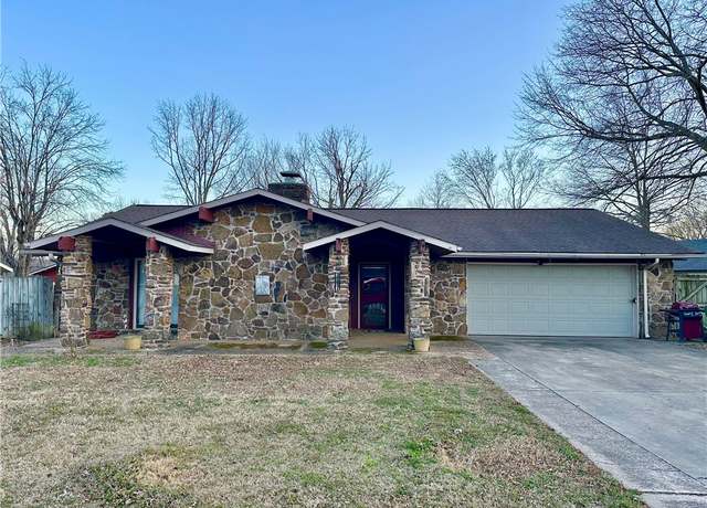 Property at 2732 W Highland Cir, Rogers, AR 72756, 3 beds, 2 baths
