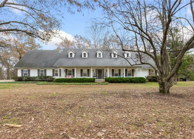 Property at 303 S Old Farm Rd, Harrison, AR 72601, 5 beds, 3.5 baths