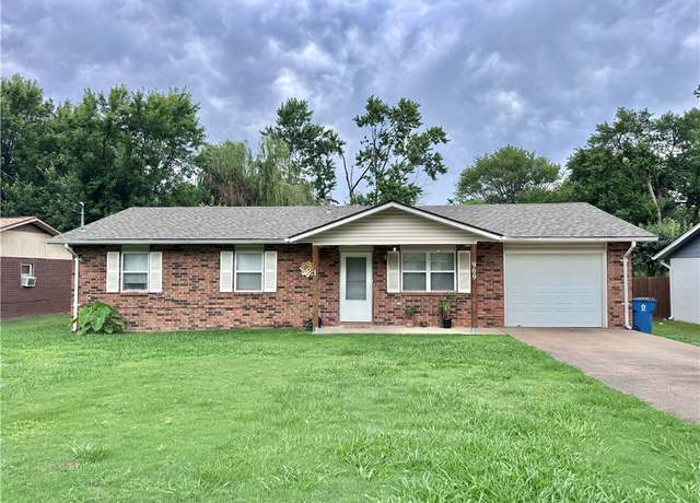 Property at 909 SE 11th St, Bentonville, AR 72712, 3 beds, 2 baths