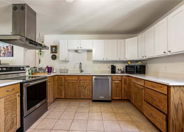 Property at 909 SE 11th St, Bentonville, AR 72712, 3 beds, 2 baths