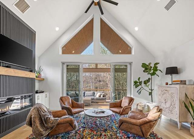 Property at 13 Wendron Ln, Bella Vista, AR 72714, 4 beds, 2.5 baths