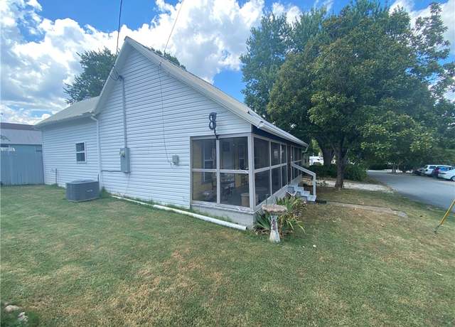 Property at 101 Locust St, Jasper, AR 72641, 2 beds, 1 bath
