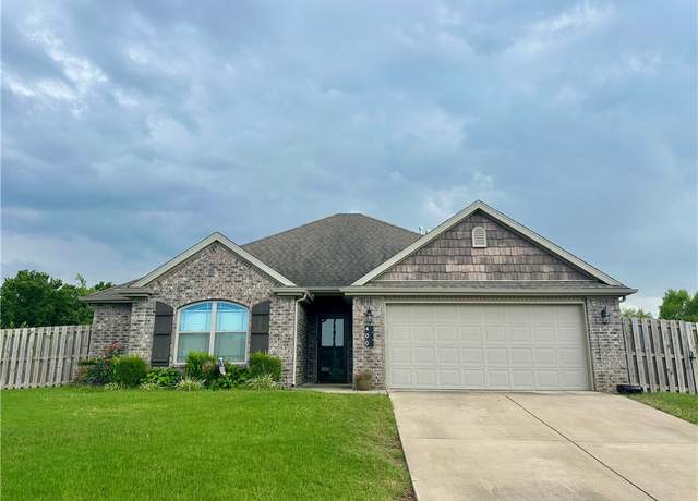 Property at 400 W Broadway St, Rogers, AR 72758, 3 beds, 2 baths