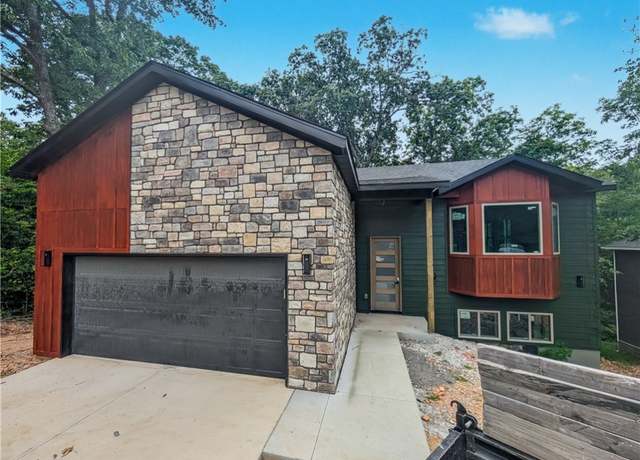 Property at 17 Burnham Dr, Bella Vista, AR 72715, 4 beds, 2.5 baths