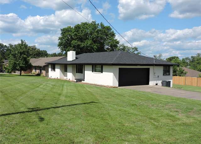 Property at 720 N 9th St, Van Buren, AR 72956, 3 beds, 2 baths