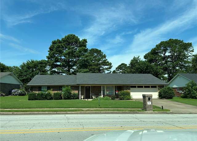 Property at 800 S Phoenix Ave, Russellville, AR 72801, 3 beds, 2 baths